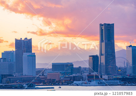 【神奈川県】横浜みなとみらいビル街の向こうに富士山　トワイライト夕景 121057983