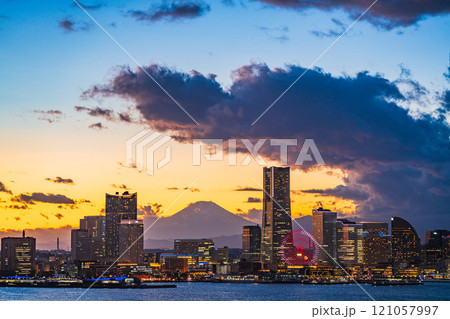 【神奈川県】横浜みなとみらいビル街の向こうに富士山　トワイライト夕景 121057997