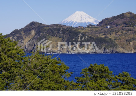 西伊豆・黄金崎から望む冬の富士 西伊豆・黄金崎から望む冬の富士 121058292