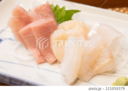 美味しいお刺身三点盛り、ほたて、まぐろ、おひょう 美味しいお刺身三点盛り、ほたて、まぐろ、おひょう 121058379