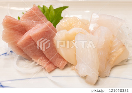 美味しいお刺身三点盛り、ほたて、まぐろ、おひょう 美味しいお刺身三点盛り、ほたて、まぐろ、おひょう 121058381