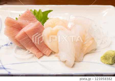 美味しいお刺身三点盛り、ほたて、まぐろ、おひょう 121058382