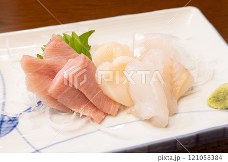 美味しいお刺身三点盛り、ほたて、まぐろ、おひょう 121058384
