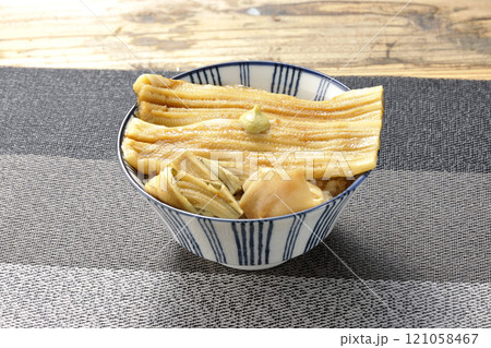 わさびとガリが乗ってる穴子丼 121058467