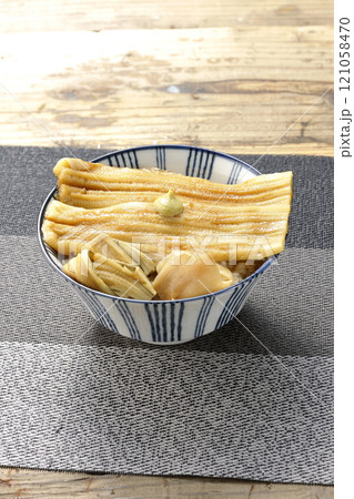 わさびとガリが乗ってる穴子丼 わさびとガリが乗ってる穴子丼 121058470