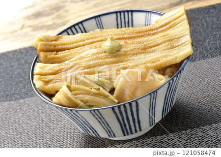 わさびとガリが乗ってる穴子丼 121058474