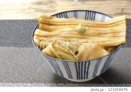 わさびとガリが乗ってる穴子丼 121058476