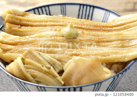 わさびとガリが乗ってる穴子丼 121058480