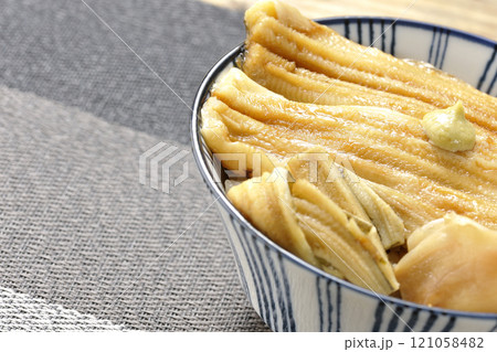 わさびとガリが乗ってる穴子丼 121058482