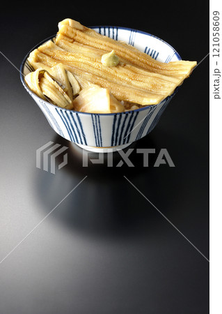 わさびとガリが乗ってる穴子丼を黒背景で撮影 121058609