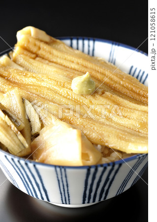 わさびとガリが乗ってる穴子丼を黒背景で撮影 121058615