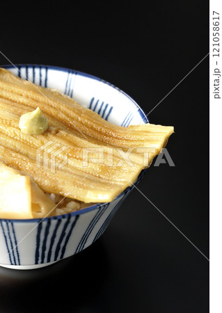 わさびとガリが乗ってる穴子丼を黒背景で撮影 121058617