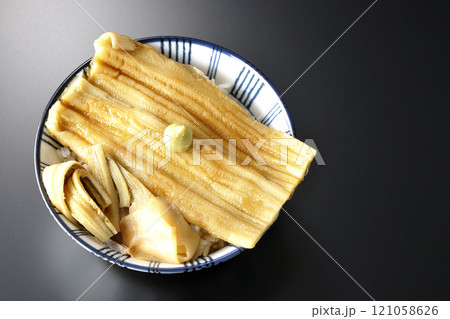 わさびとガリが乗ってる穴子丼を黒背景で撮影 121058626