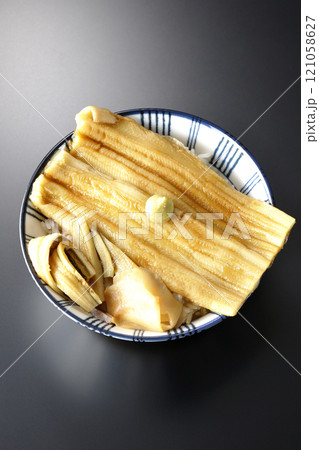 わさびとガリが乗ってる穴子丼を黒背景で撮影 121058627