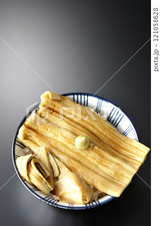 わさびとガリが乗ってる穴子丼を黒背景で撮影 121058628