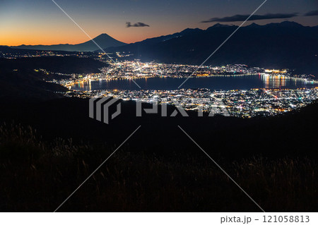 【長野県_塩尻市_高ポッチ高原】富士山と諏訪湖の見える高ポッチ高原　 121058813