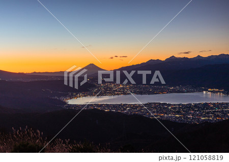 【長野県_塩尻市_高ポッチ高原】富士山と諏訪湖の見える高ポッチ高原　 121058819