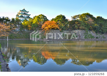 《愛知県》紅葉に染まる秋の名古屋城 121059268