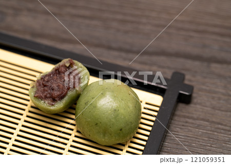 半分に切られたよもぎ餅 半分に切られたよもぎ餅 121059351