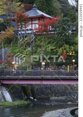 紅葉と豊かな自然に囲まれた温泉地 紅葉と豊かな自然に囲まれた温泉地 121059441