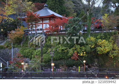 紅葉と豊かな自然に囲まれた温泉地 121059442