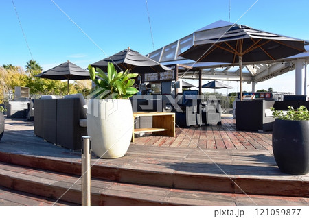 神奈川県藤沢市　江の島サンセットテラスと青空 121059877