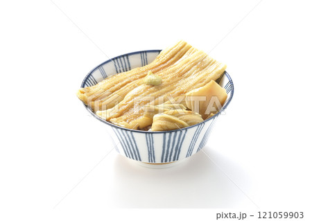 わさびとガリが乗ってる穴子丼を白背景で撮影 121059903