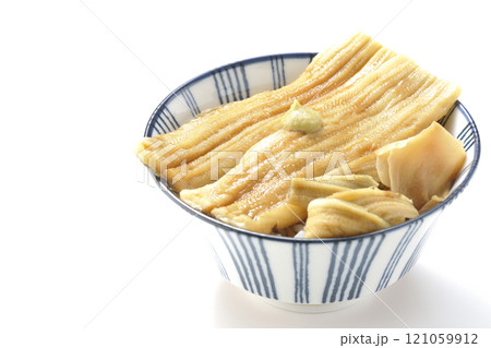 わさびとガリが乗ってる穴子丼を白背景で撮影 わさびとガリが乗ってる穴子丼を白背景で撮影 121059912