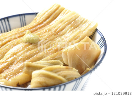 わさびとガリが乗ってる穴子丼を白背景で撮影 わさびとガリが乗ってる穴子丼を白背景で撮影 121059918