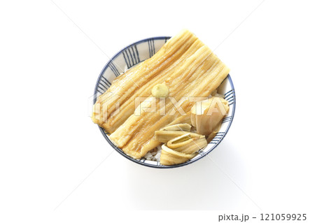 わさびとガリが乗ってる穴子丼を白背景で撮影 わさびとガリが乗ってる穴子丼を白背景で撮影 121059925