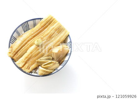 わさびとガリが乗ってる穴子丼を白背景で撮影 121059926