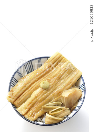 わさびとガリが乗ってる穴子丼を白背景で撮影 121059932