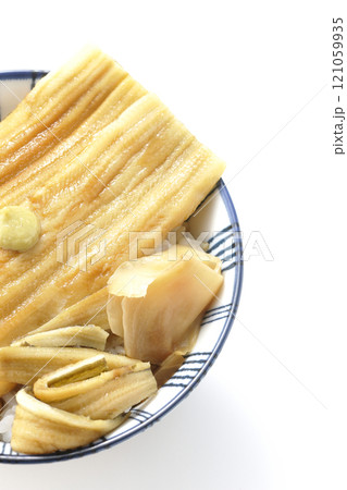 わさびとガリが乗ってる穴子丼を白背景で撮影 121059935