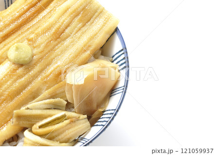 わさびとガリが乗ってる穴子丼を白背景で撮影 121059937