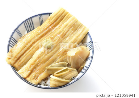 わさびとガリが乗ってる穴子丼を白背景で撮影 121059941