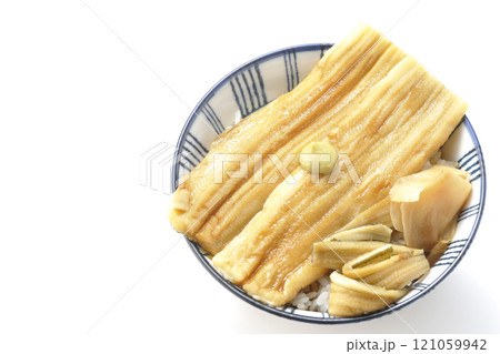 わさびとガリが乗ってる穴子丼を白背景で撮影 わさびとガリが乗ってる穴子丼を白背景で撮影 121059942