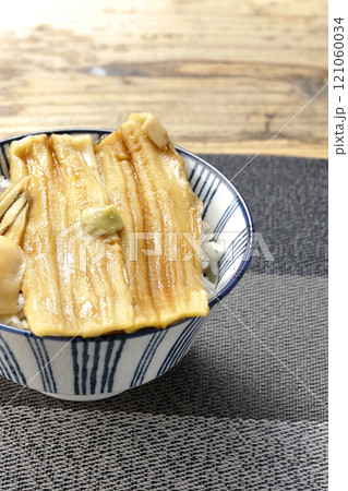 わさびとガリが乗ってる穴子丼 121060034