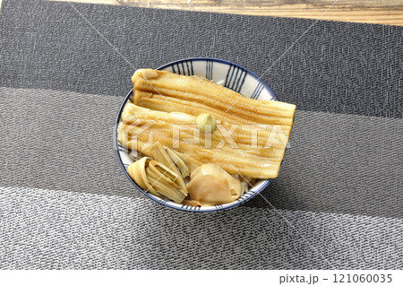 わさびとガリが乗ってる穴子丼 121060035