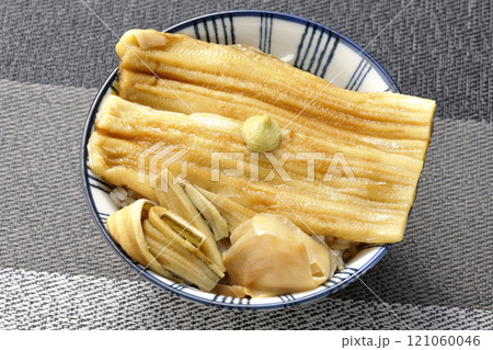 わさびとガリが乗ってる穴子丼 121060046