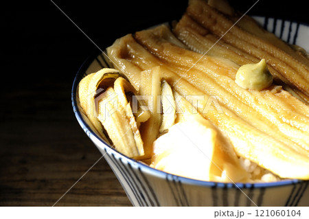 わさびとガリが乗ってる穴子丼 121060104