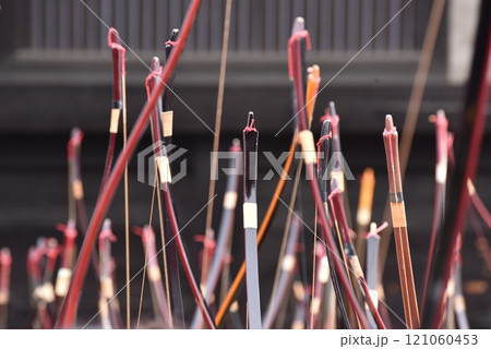 通し矢の弓　三十三間堂にて 121060453