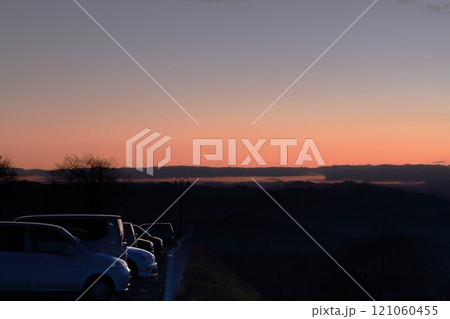 朝焼けに染まる高原のドライブ 朝焼けに染まる高原のドライブ 121060455
