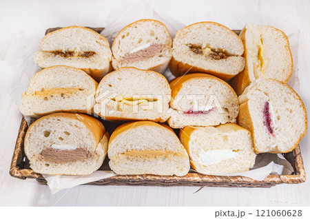 バスケットに詰まったコッペパン バスケットに詰まったコッペパン 121060628