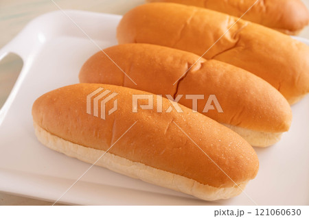 トレーに乗ったコッペパン 121060630