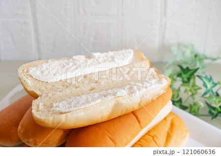 ホイップクリーム入りコッペパン 121060636