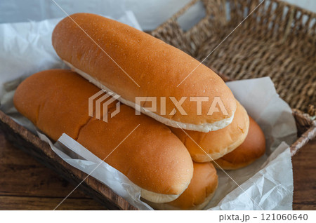籠に盛ったコッペパン 121060640