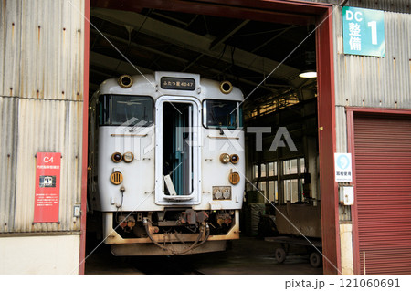 分解整備中の観光列車「ふたつ星4047」（JR九州） 121060691
