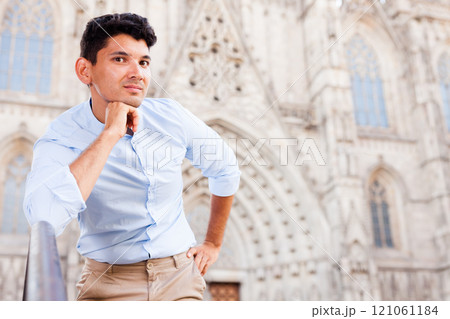 yYoung European guy in blue shirt walking around city 121061184
