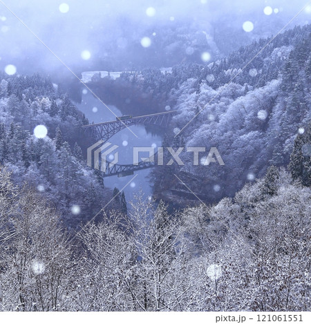 雪降る只見線 121061551