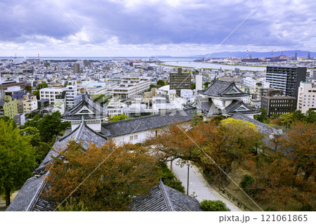 和歌山城天守から見る二の門櫓と乾櫓（和歌山県和歌山市） 121061865